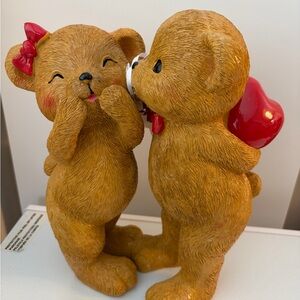 VALENTINE’S DAY BEARS COUPLE KISSING
